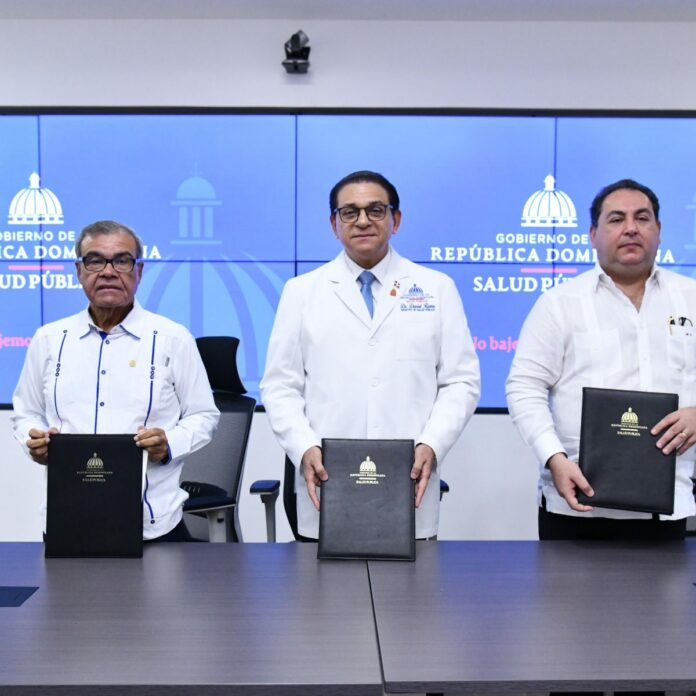 Autoridades sector salud firman memorándum para dotar de plazas a médicos especializados