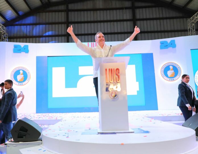 Abinader se lanza a la reelección con críticas a la oposición y una defensa a su Gobierno