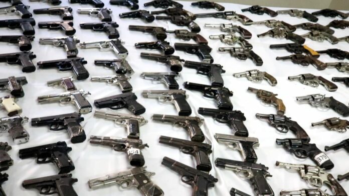 Autoridades aseguran sacaron 435 armas de fuego de las calles en agosto; robos redujeron a un 23%
