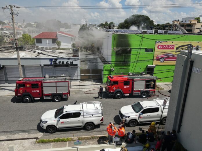 Autoridades trabajan para sofocar incendio en ferretería