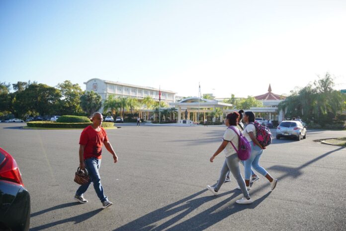 Catedráticos de la UASD elaboran 35 libros de textos para el Minerd