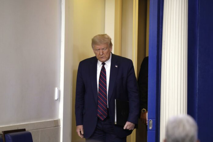 Demanda sostiene que la Constitución veda la candidatura de Trump