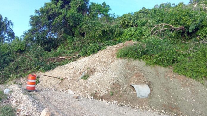 Derrumbe suspende tránsito en Barahona