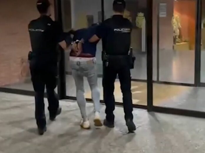 Dominicano es acusado de asesinar a puñaladas a una mujer en Madrid