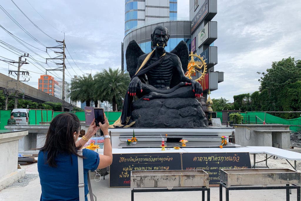 Estatua de aspecto demoniaco enfrenta a adoradores y detractores en