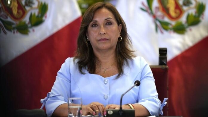 Fiscalía peruana cita a Boluarte y al primer ministro en 11 días por caso de muertes en protestas