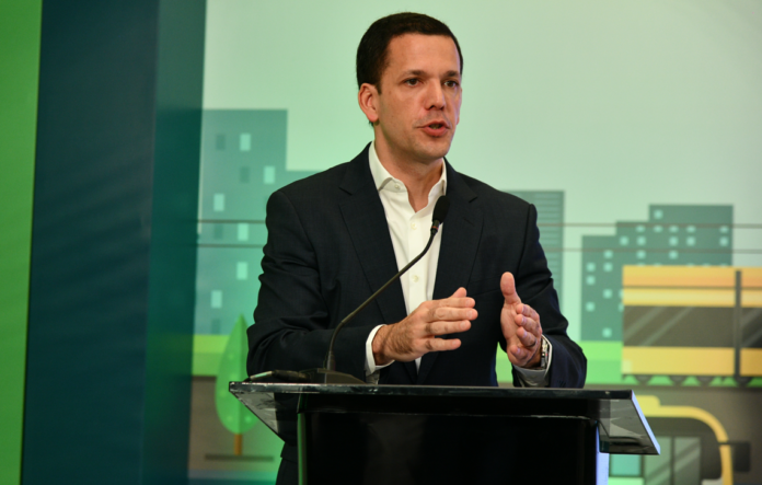 Hugo Beras aborda avances de movilidad en foro “La Ciudad con Miras a Conexiones Sostenibles”