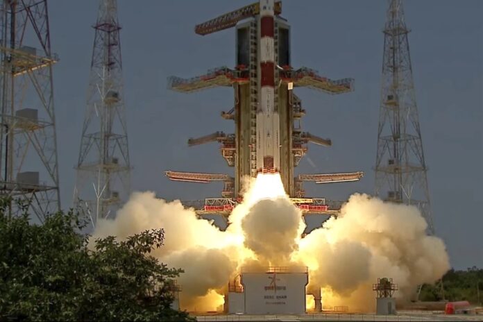 India lanza sonda para estudiar el Sol tras exitoso aterrizaje en el polo sur de la Luna