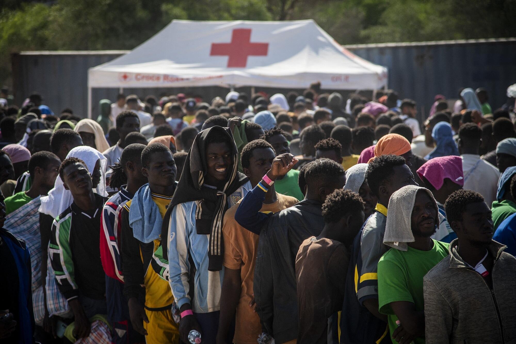 Migrantes reunidos frente al centro de acogida de Lampedusa el 14 de septiembre de 2023 en Italia.