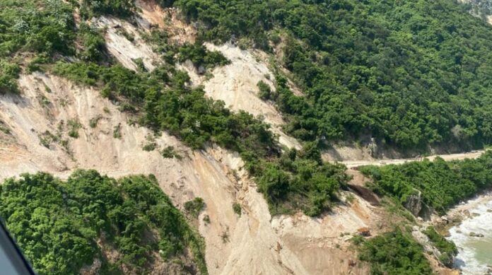Obras Públicas trabaja en rehabilitación tránsito carretera Barahona Enriquillo