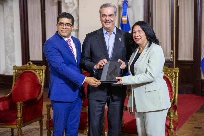 Presidente Abinader celebró el Día de la Biblia en el Palacio Nacional