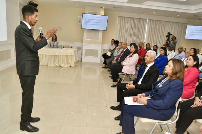 Senadores y colaboradores del Senado reciben la conferencia “Dengue: Inquietud Nacional”
