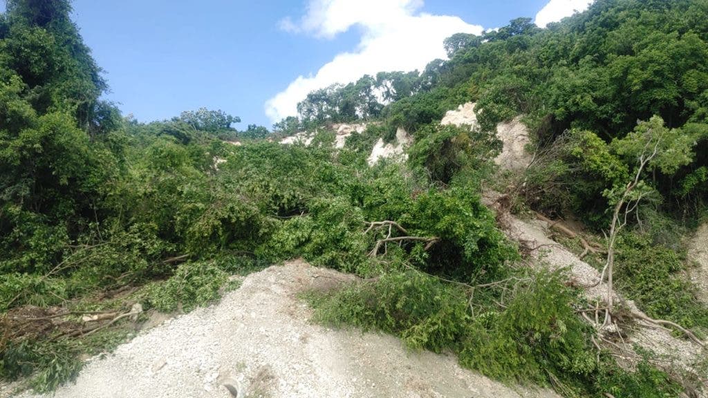Trabajan para restablecer transito en la carretera Barahona Enriquillo
