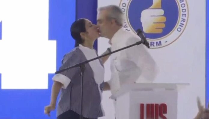 Video: Raquel Arbaje interrumpe con beso discurso releccionista de Abinader
