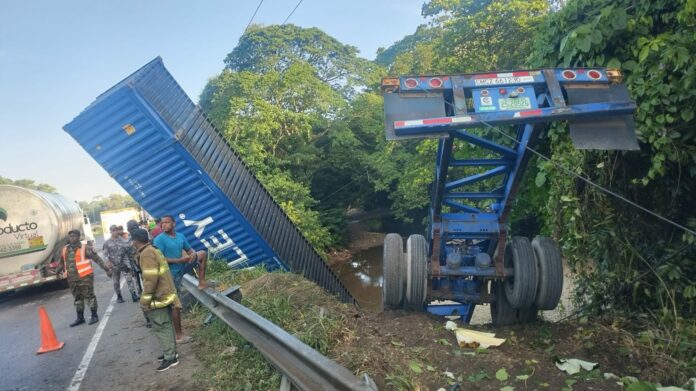 Tres heridos tras accidente de tránsito en Arroyo Vuelta, Monseñor Nouel