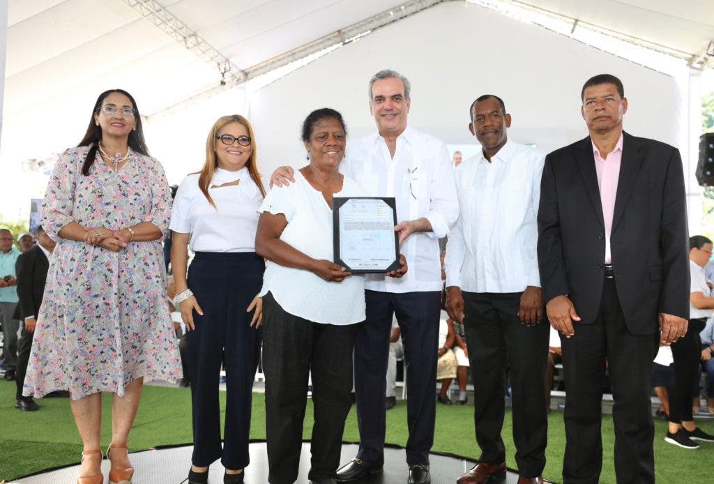 1697238729 345 Abinader entrega mas de 800 titulos de propiedad en Azua
