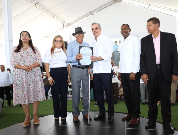 Abinader entrega más de 800 títulos de propiedad en Azua