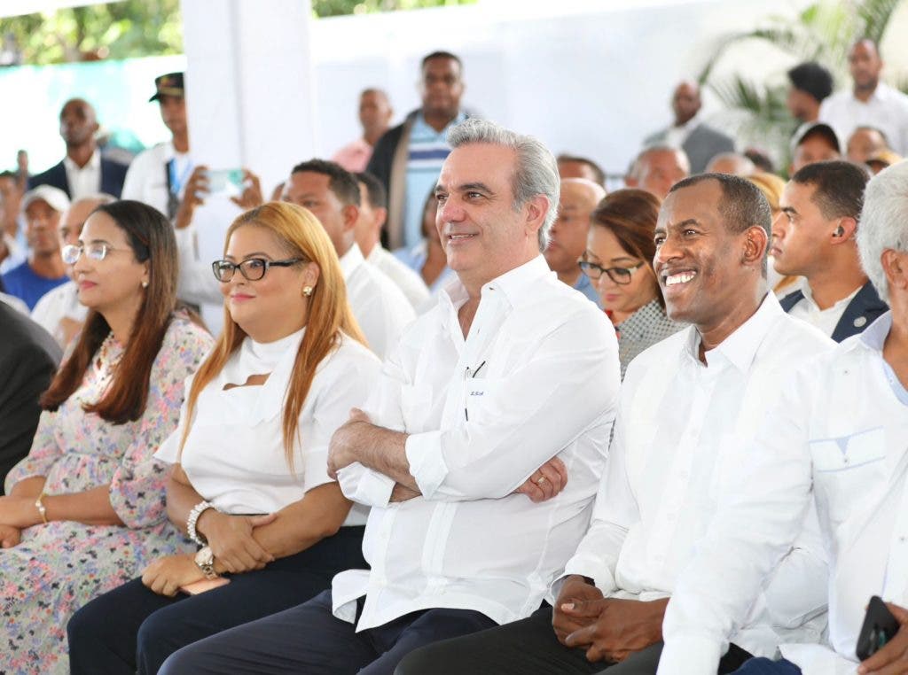 Abinader entrega mas de 800 titulos de propiedad en Azua