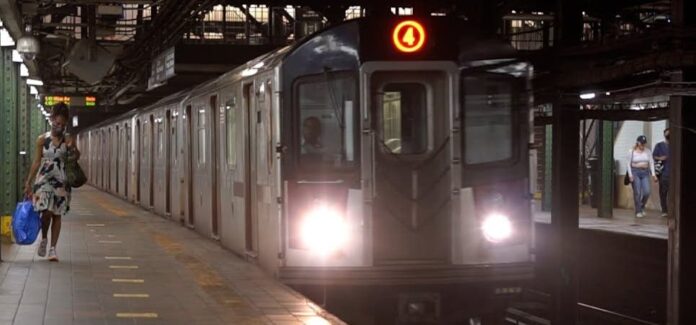 Adolescentes penetran a cabina de tren en marcha en El Bronx