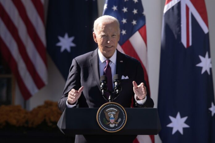 Biden pide a los republicanos apoyar la prohibición de armas de asalto tras tiroteo de Maine