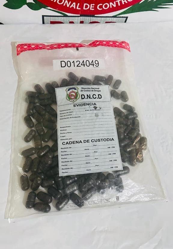 Arrestan extranjero con más de un kilo de cocaína