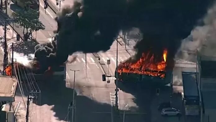 Incendian 35 autobuses en Río de Janeiro tras muerte de jefe parapolicial