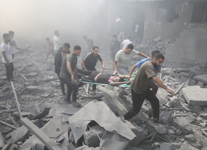 Israel arrecia bombardeos; prepararía entrada a Gaza