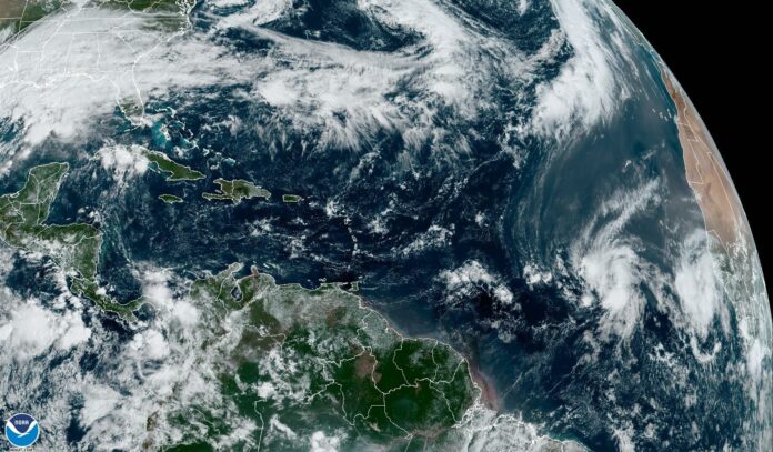 La tormenta tropical Sean se mantiene en aguas abiertas del Atlántico