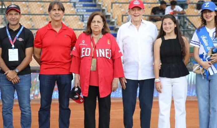Leones resaltan carrera de periodista Onfalia Morillo
