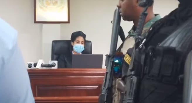 Los policias declarados no culpables por muerte de esposos en