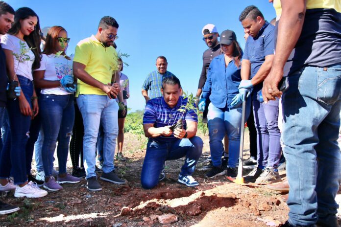 Luis Alberto trabajará por un SDE verde; realiza este sábado jornada de reforestación