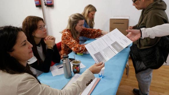 Massa aumenta la ventaja sobre Milei en el conteo final