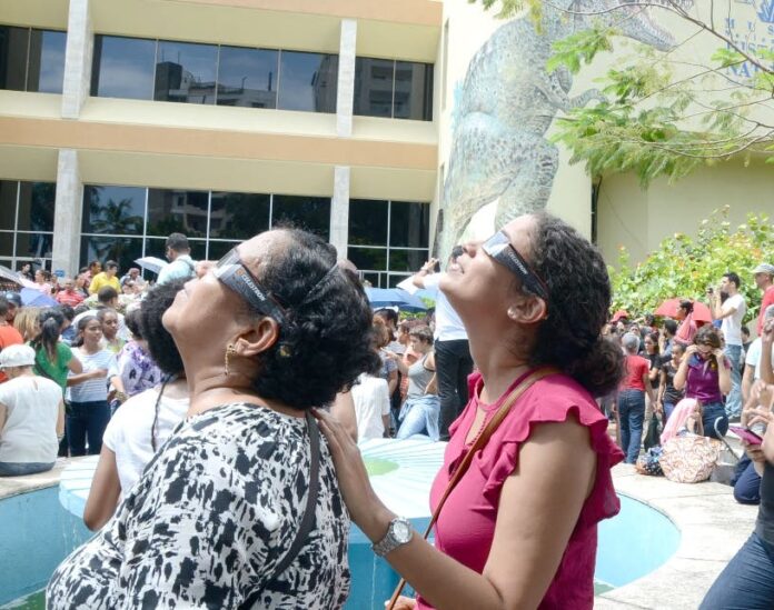 Médico insta llevar lentes oscuros ver el eclipse solar