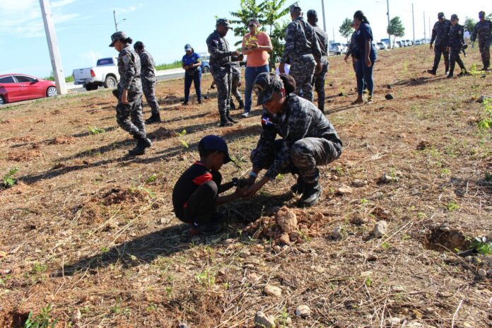Miembros de la PN siembran árboles alrededor de la avenida La Ecológica de SDE