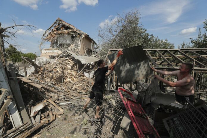 Misil ruso en una terminal de correos en Járkiv en Ucrania deja al menos 6 muertos