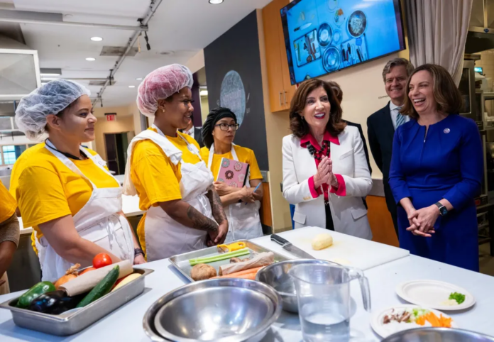 Nueva York identifica más de 18.000 empleos disponibles para inmigrantes