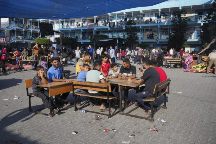 Palestinos huyen al sur mientras Israel reclama una gran evacuación y hace incursiones en Gaza