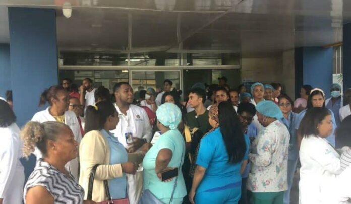 Personal de la Maternidad de Los Mina protesta en contra de presunta privatización