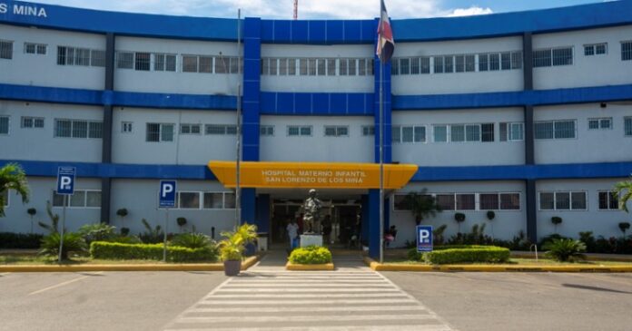 Personal médico de Maternidad de Los Mina protesta contra supuesta privatización