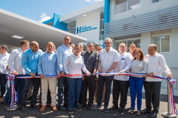 Presidente Abinader inaugura varias carreteras y hospitales en María Trinidad Sánchez y Espaillat