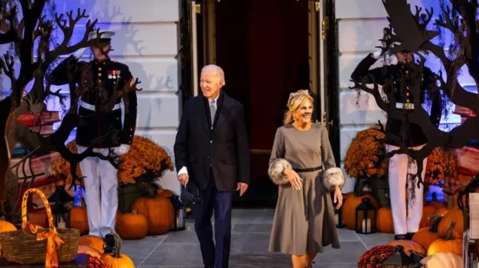 Primera dama EEUU disfrazada de gata da libros a los niños por Halloween