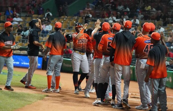 Rivas, Adames y Dermody guían Toros ante Leones