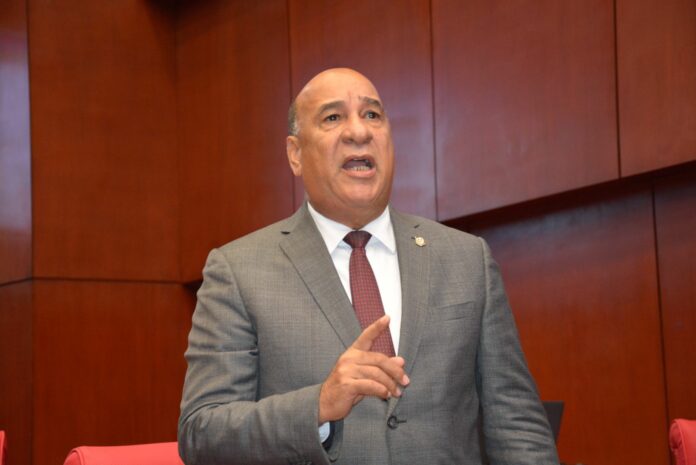 Senador Bauta advierte: “Si siguen sacrificando gallinas, un huevo costará 10 pesos”