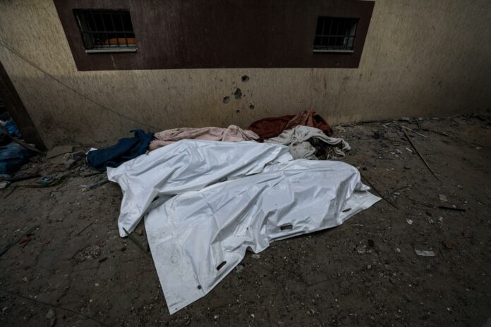 Suben a 7.326 muertos y 18.967 heridos las víctimas por los ataques israelíes en Gaza