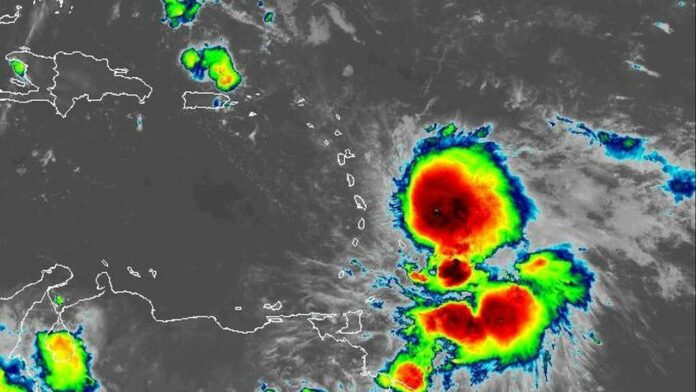 Tammy continúa fortaleciéndose en aguas del Caribe