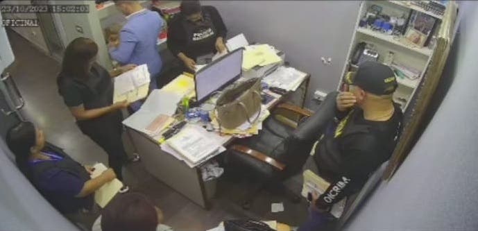 Videos Agentes del Dicrim allanan oficina de la comunicadora