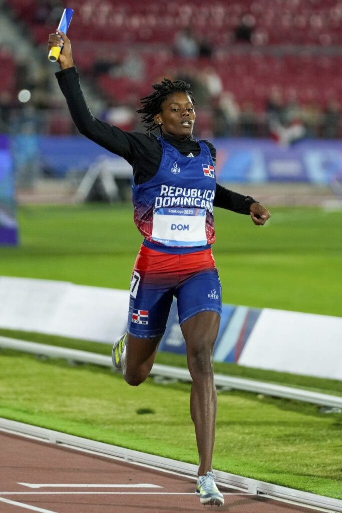 1698855729 482 Marileidy Paulino dice que va por los 200 metros y