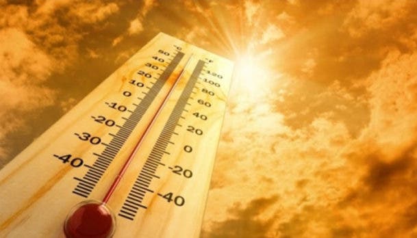 Además, esta media se sitúa medio grado por encima de la temperatura registrada durante el que era hasta ahora el septiembre más cálido de las estadísticas, el de 2020, según recalcó la agencia con sede en Bonn. La diferencia alcanza los 1,75 ºC con respecto al promedio de la época de 1850-1900, el periodo preindustrial que se utiliza como referencia para medir los efectos del cambio climático. Para los meses de enero a septiembre, la temperatura global promedio fue de 0,52 ºC por encima de la media y de 0,05 ºC por encima del periodo de enero a septiembre más cálido registrado hasta ahora, en 2016. Con la vista puesta solo en Europa, este mes de septiembre fue 2,51 ºC más cálido que el promedio del periodo 1991-2000 y estuvo 1,1 ºC por encima del que ostentaba hasta ahora este récord, el de 2020. Samantha Burgess, la vicedirectora del Servicio de Cambio Climático de Copernicos, subrayó que estas temperaturas "sin precedentes" para la época del año han batido récords por un amplio margen. "Este mes extremo ha empujado a 2023 al dudoso honor de ocupar el primer puesto, en camino a convertirse en el año más cálido y 1,4 ºC por encima de las temperaturas promedio preindustriales", declaró. "A dos meses de la COP28, la sensación de la urgencia de una acción climática ambiciosa nunca ha sido más esencial", remachó, en referencia a la conferencia del clima que se celebrará este año en Dubai. Otros datos del boletín publicado hoy muestran que la extensión de hielo en la Antártida se mantuvo en un récord de mínimos para esta época del año, mientras que en el Ártico alcanzó su sexto mínimo anual más bajo. Por otro lado, en septiembre las condiciones meteorológicas fueron más húmedas de lo habitual en la Península Ibérica y otras zonas de Europa occidental, así como en Grecia, debido a los efectos de la tormenta Daniel, que causó además las mortíferas inundaciones de Libia. En el sur de Chile y el Sur de Brasil también se registraron precipitaciones extremas, mientras que algunas zonas de Europa, el sudeste de Estados Unidos, México y Asia Central permanecieron inusualmente secas y Australia sufrió el septiembre más seco desde que hay registros.