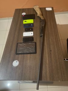 1699291939 670 Apresan dos personas y les ocupan arma ilegal motocicletas y