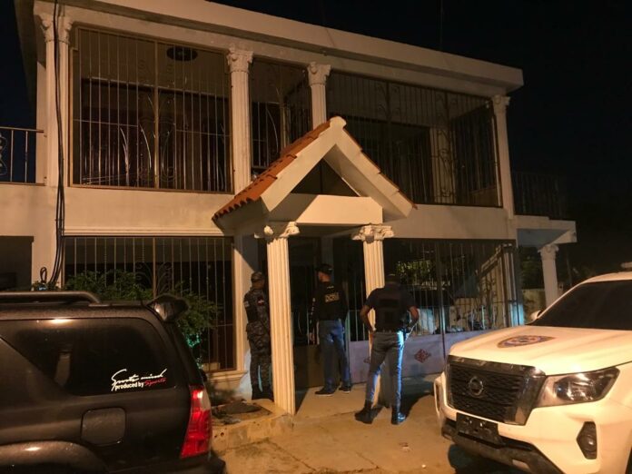 Apresan dos personas y les ocupan arma ilegal, motocicletas y celulares en Dajabón